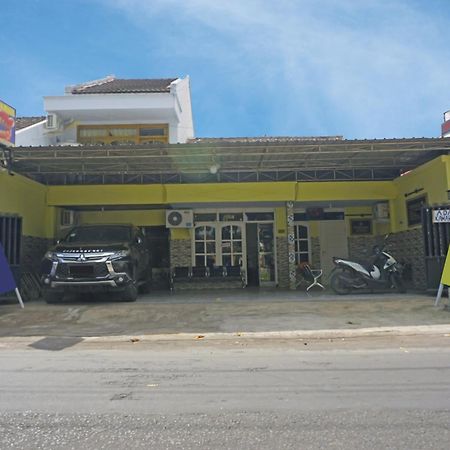 Putih Mulia Homestay Syariah Lumajang Esterno foto