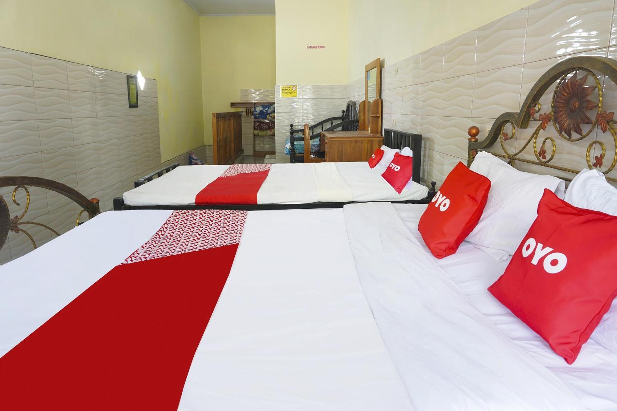 Putih Mulia Homestay Syariah Lumajang Esterno foto