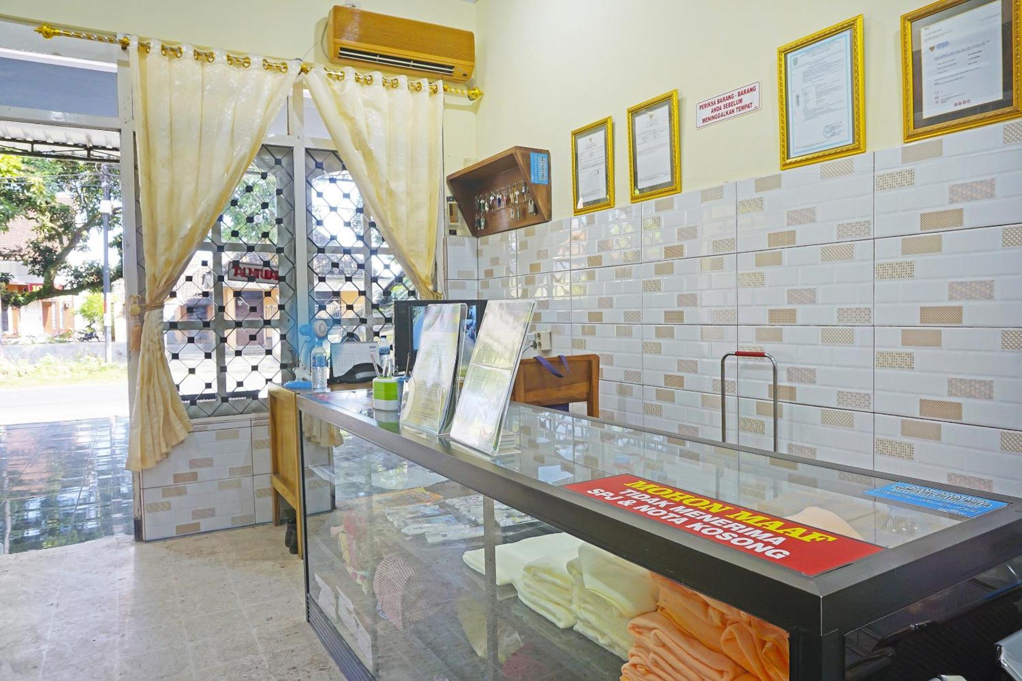 Putih Mulia Homestay Syariah Lumajang Esterno foto